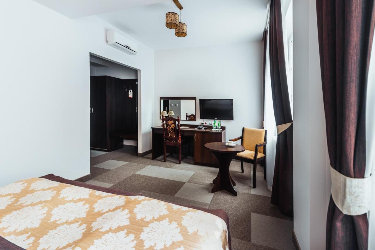 Dwor Dwikozy Hotel Exterior photo
