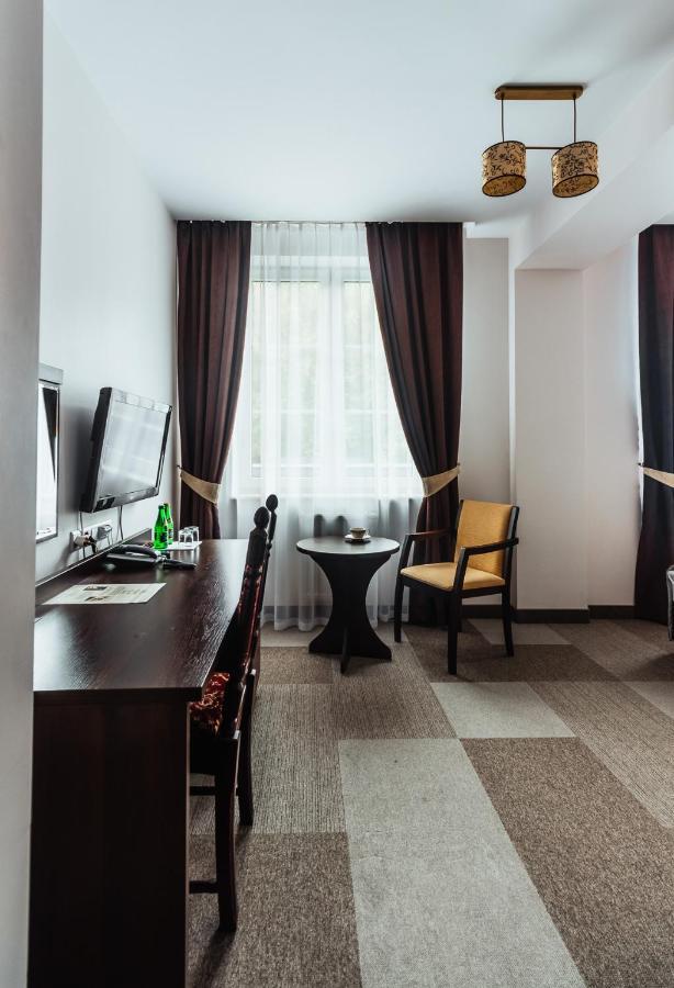 Dwor Dwikozy Hotel Exterior photo