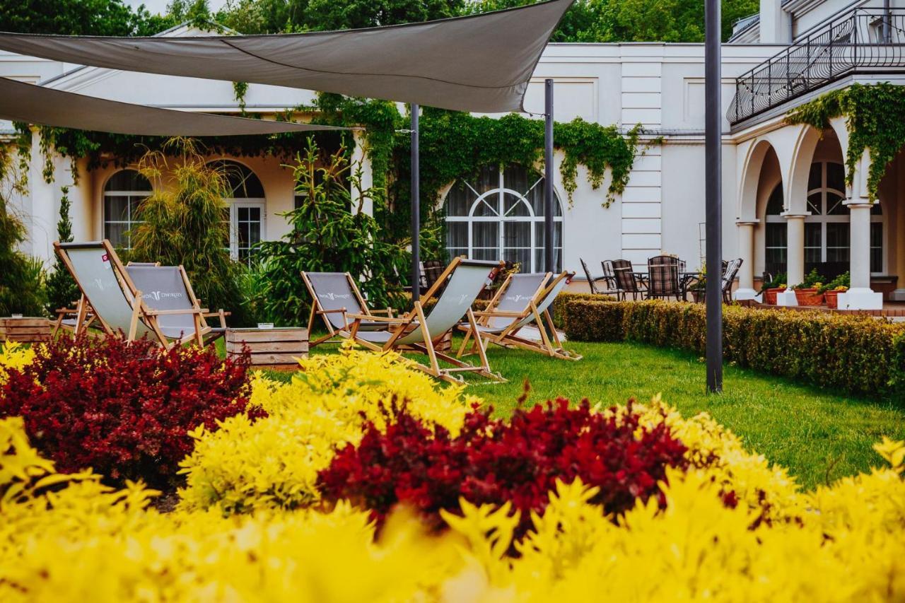 Dwor Dwikozy Hotel Exterior photo