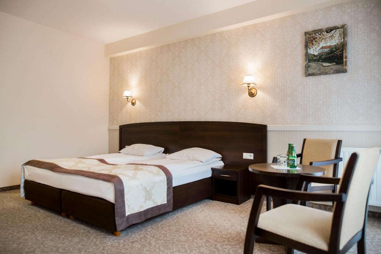 Dwor Dwikozy Hotel Exterior photo